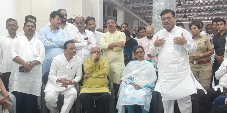 हुतात्म्यांना अभिवादन करण्यास मनाई