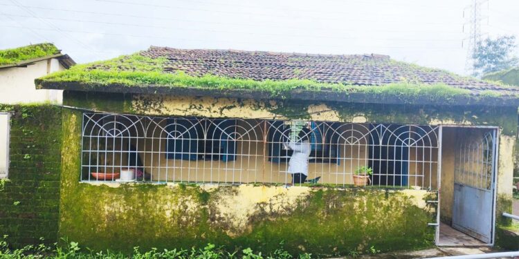 नानोसे शाळा धोकादायक; भिंतीला भेगा, प्रस्ताव देऊनही शिक्षण विभागाचे दुर्लक्ष