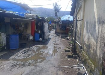 आसलपाडा गावातील रस्त्यात अतिक्रमण