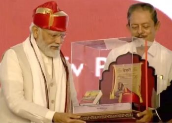 नरेंद्र मोदी यांना लोकमान्य टिळक पुरस्कार प्रदान