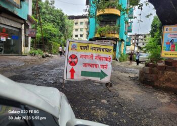 पालीतील बॅरिकेट्स वाहन चालकांसाठी डोकेदुखी