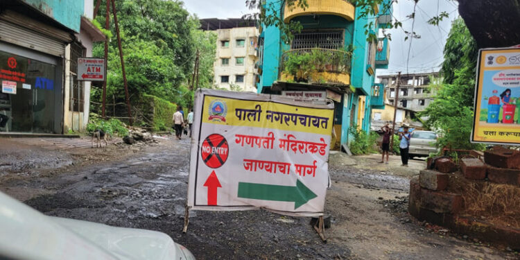 पालीतील बॅरिकेट्स वाहन चालकांसाठी डोकेदुखी