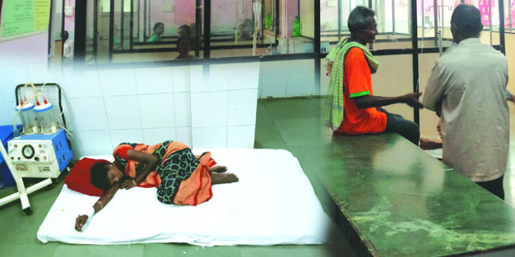 पेण उपजिल्हा रुग्णालयात रुग्ण लादीवर