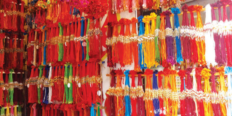 राख्यांनी बहरली बाजारपेठ