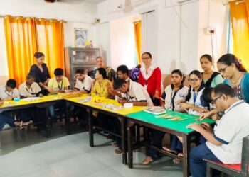 गतिमंद मुलांनी बनविल्या आकर्षक राख्या