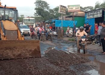 वावेघर रस्त्यावरील खड्डे स्वखर्चातून भरले