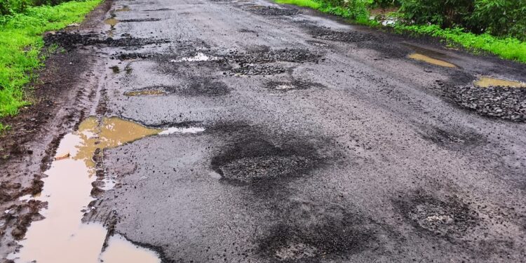 कळंब-नेरळ रस्ता पहिल्याच पावसात गायब