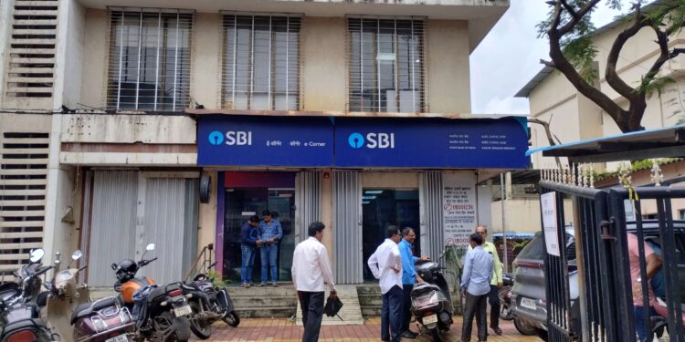 स्टेट बँकेच्या कर्मचाऱ्यांची ग्राहकांशी अरेरावी