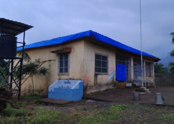 गळक्या शाळांना ताडपत्रीचा आधार