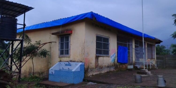 गळक्या शाळांना ताडपत्रीचा आधार