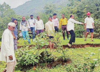 पदरवाडीच्या डोंगराला तडे