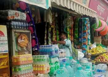 उरणमध्ये फुटपाथवर दुकानदारांचा कब्जा