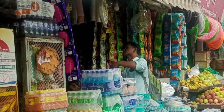 उरणमध्ये फुटपाथवर दुकानदारांचा कब्जा