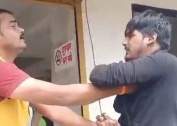 आतंकवादी समजून तरुणाला मारहाण; पहा व्हिडिओ