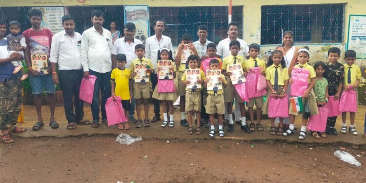 सार्थ प्रतिष्ठानच्यावतीने चणेरा विभागात शैक्षणिक साहित्याची वाटप