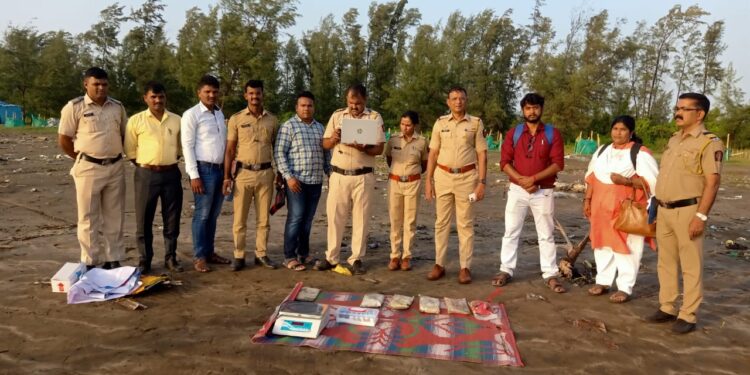 आक्षी समुद्रकिनारी सापडले चरस