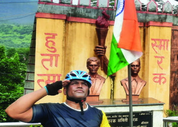 तिरंगा लावून केली 100 कि.मी.ची सैर