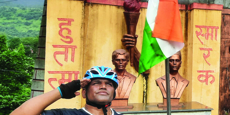 तिरंगा लावून केली 100 कि.मी.ची सैर