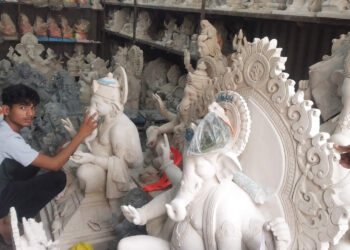 तयार गणेशमूर्तींमुळे स्थानिक कारखानदार संकटात