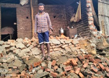 कातकरवाडीतील दोन घरे कोसळली