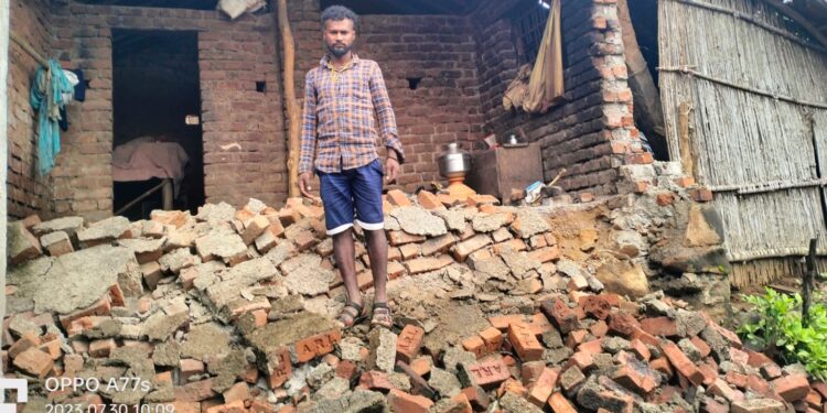 कातकरवाडीतील दोन घरे कोसळली