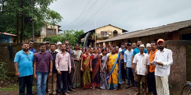 पालकांचा गटशिक्षणाधिकाऱ्यांना घेराव