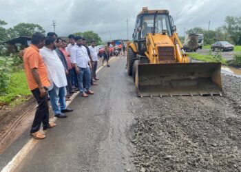 खोपोली-पळसदरीमार्गे कर्जत रस्त्यावरील खड्डे भरले