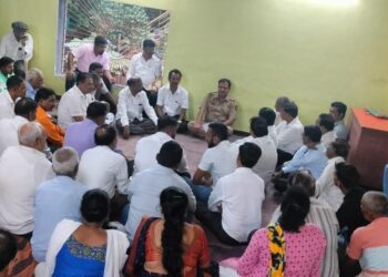 चोरांचा बंदोबस्त करण्यासाठी पोलिसांनी घेतली सभा