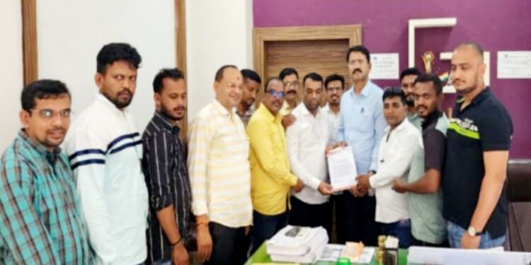 कर्जत व्यापारी संकुलातील गाळे खुले करा