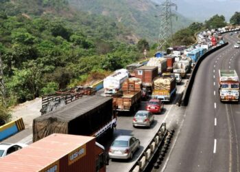 पुणे-मुंबई महामार्गावर तब्बल 12 किमीच्या रांगा