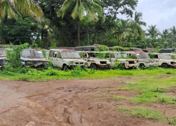 निवासी संकुलाच्या जागेवर भंगाराच्या गाड्या