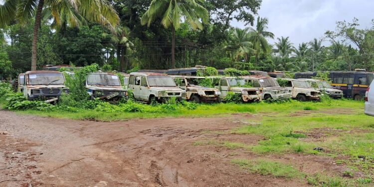 निवासी संकुलाच्या जागेवर भंगाराच्या गाड्या