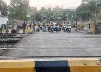 रसायनी रेल्वे फाटक ठरतोय नागरिकांची डोकेदुखी
