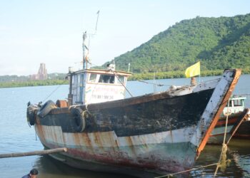 भरसमुद्रात डिझेल तस्करांना अटक