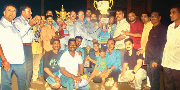 नारळफोडी स्पर्धेत विलास धाटावकर प्रथम