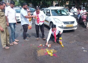 शेकापकडून खड्ड्यांचे भूमिपूजन