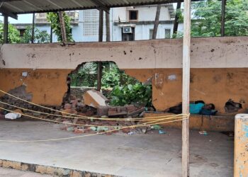 अलिबाग स्थानकाचे फलाट जीर्णावस्थेत