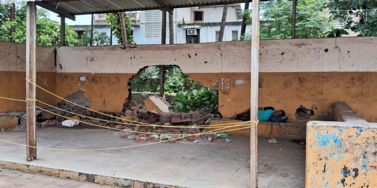 अलिबाग स्थानकाचे फलाट जीर्णावस्थेत