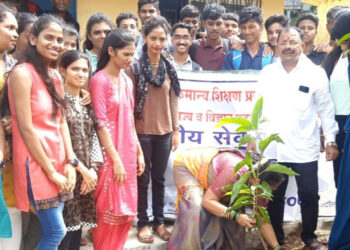 एलएसपीएम महाविद्यालयाकडून दत्तक गावात वृक्षारोपण