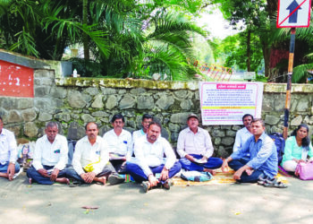 दिशाभूल करणाऱ्या प्रशासनाविरोधात उपोषण