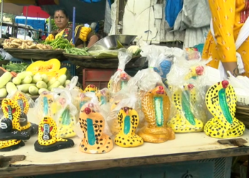 नागपंचमीनिमित्त मातीचे नाग विक्रीसाठी बाजारात