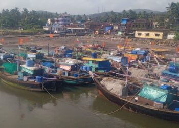 गणेशोत्सवासाठी मासेमारी नौका बंदरात दाखल