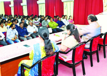 विद्यार्थ्यांनी विकासात्मक बदल घडवणे आवश्यक