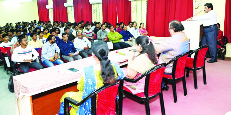 विद्यार्थ्यांनी विकासात्मक बदल घडवणे आवश्यक