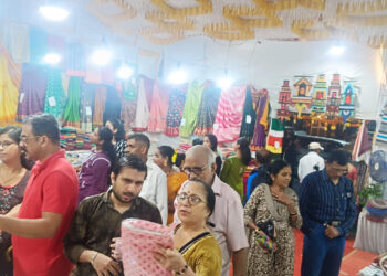 हातमाग कापड प्रदर्शनाला उत्स्फूर्त प्रतिसाद