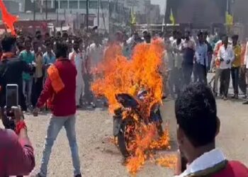 जालन्यातील घटनेच्या निषेधार्थ स्वतःच्याच गाड्या पेटवल्या