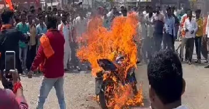 जालन्यातील घटनेच्या निषेधार्थ स्वतःच्याच गाड्या पेटवल्या