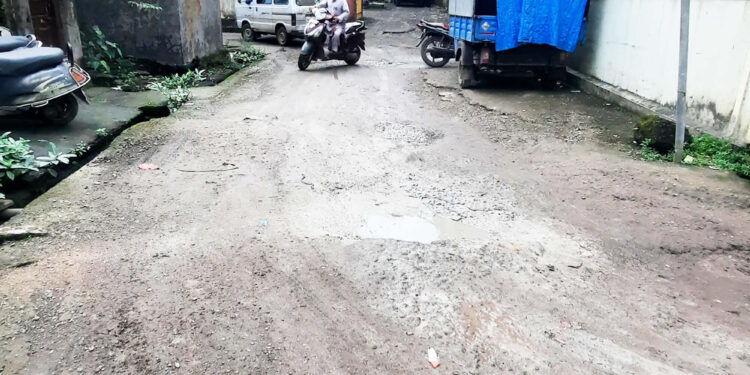 नेरळच्या सम्राटनगरमधील रस्त्याची दुरवस्था