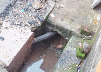 गटारातून पाण्याची लाईन