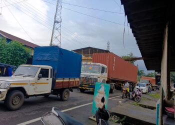 परळी बाजारपेठेला वाहतूक कोंडीचे ग्रहण